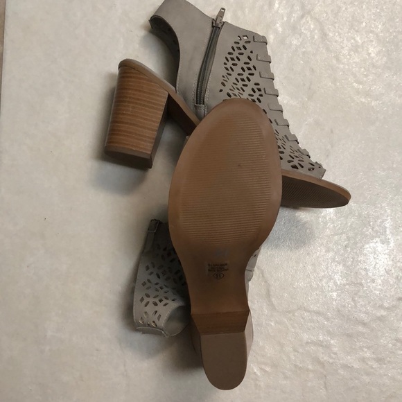 Neutral light grey/bone Chunky Heels with buckles - Picture 2 of 7